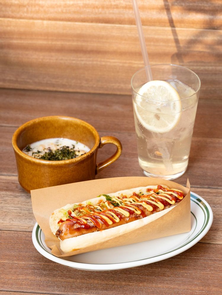 goddog700円～、セットの大森貝塚チャウダー300円、自家製レモンスカッシュ450円。