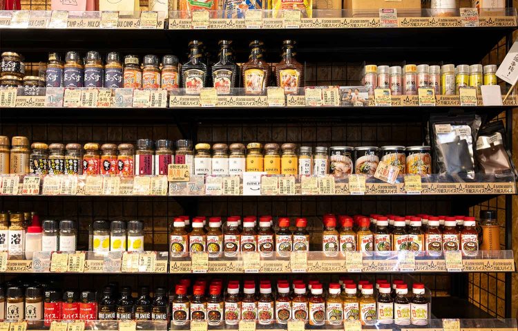 自社製品だけでなく池上の『水牛食品』など他メーカーの調味料も並ぶ。