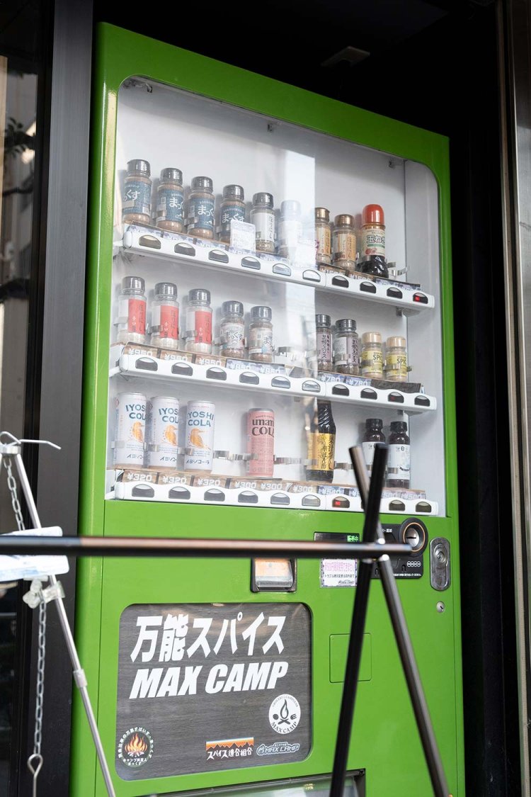 店頭には調味料の自販機も！