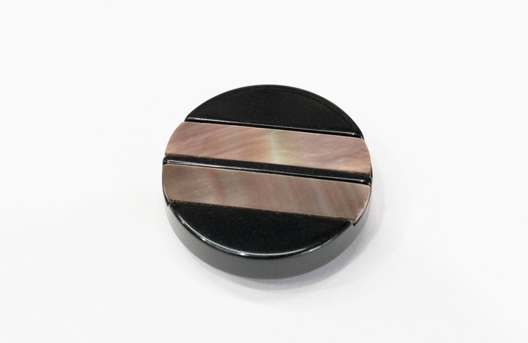 フランス製の貝のボタン2000円。