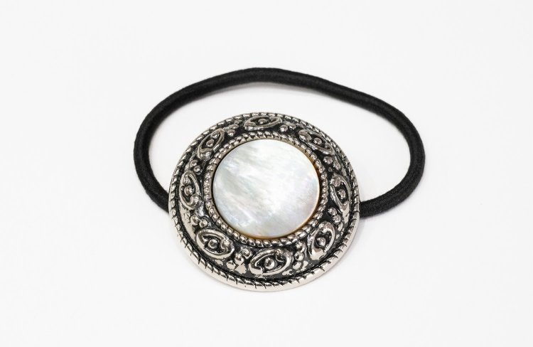 ボタンヘアゴム3600円。