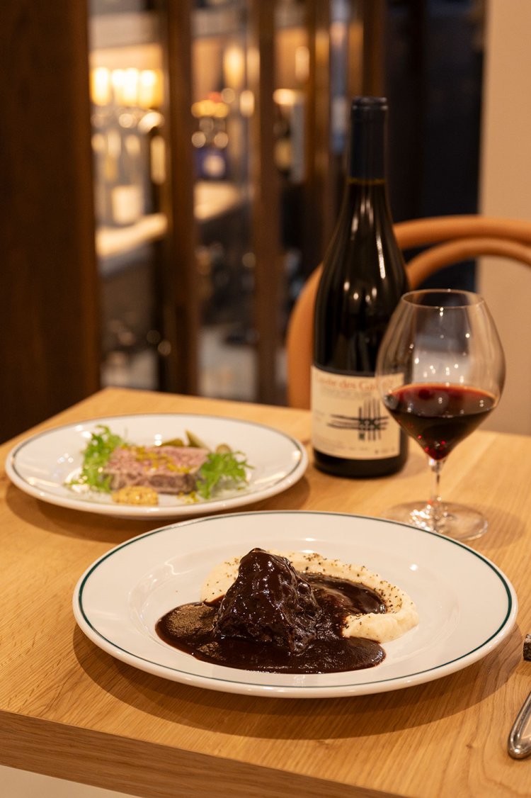 牛頬肉の赤ワイン煮 マッシュポテト添え3200円、パテ ド カンパーニュ1600円、ワインはボルドーのキュヴェ デ ガレ5700円。