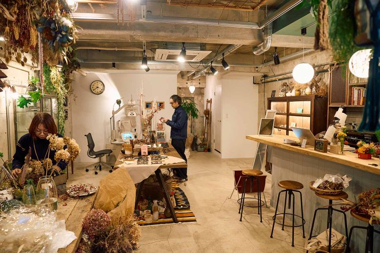 『KNOT』は夫婦2人で営む、眼鏡と生花の店。