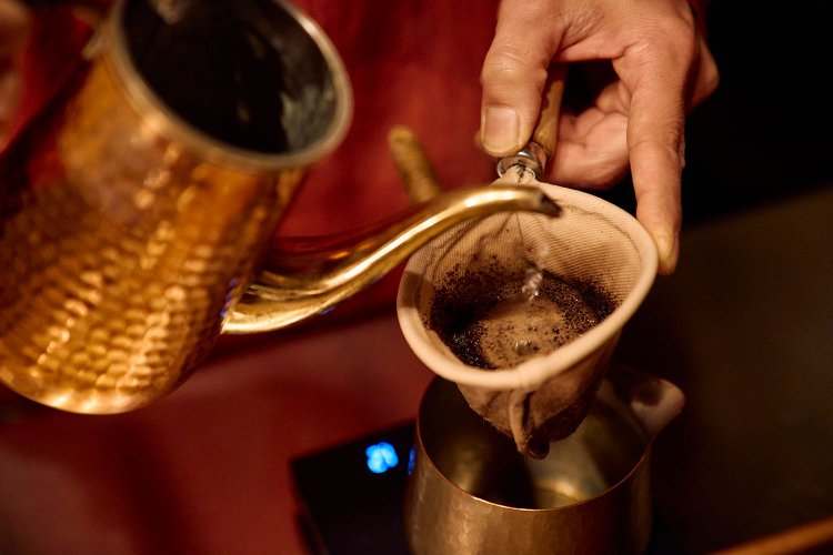 お湯をゆっくり注いで豆の個性を引き出す。