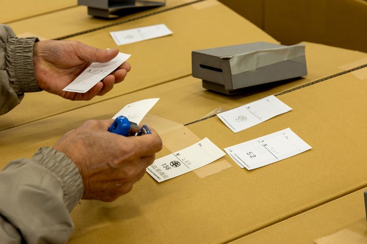 入札終後すぐ投入箱を開封、最高入札額を確認。