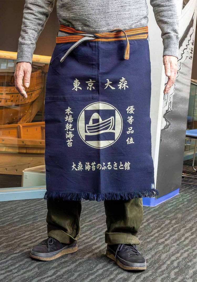 ふるさと館オリジナル前掛け3000円。本格仕様の日本製、ポケットも付いて実用的。