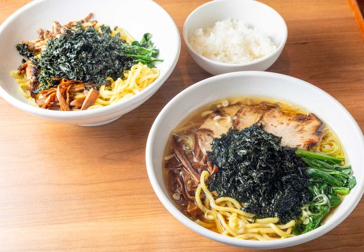 海苔ラーメン（右）・まぜそば各950円。各種調味料での味変も楽しい。ライスは海苔茶漬けor混ぜ飯に。