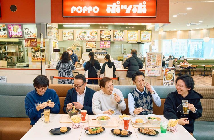 （左から2番目から）イトーヨーカ堂 専門店事業部事業推進部 シニアマーチャンダイザー・渡邉隼人さん、総括マネージャー・白澤光晴さん、マーチャンダイザー・高橋三晴さん。