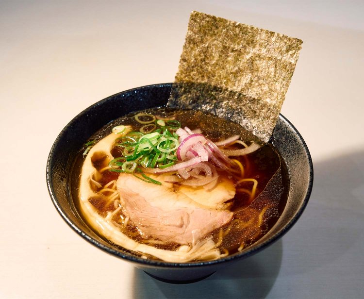 プレミアム醤油らーめん790円。「過去イチの売価なので戦々恐々としてて」と、渡邉さん。この激高クオリティでこの価格は優しすぎるにも程がありますって！