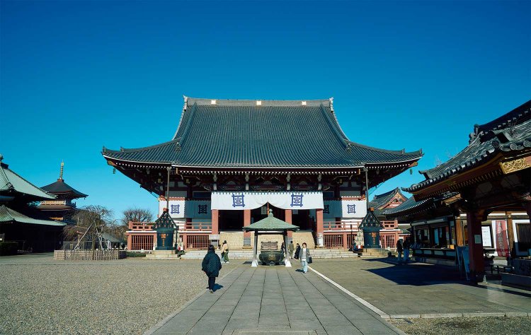 広大な境内にそびえる棟高27.27mの本堂（大堂）。