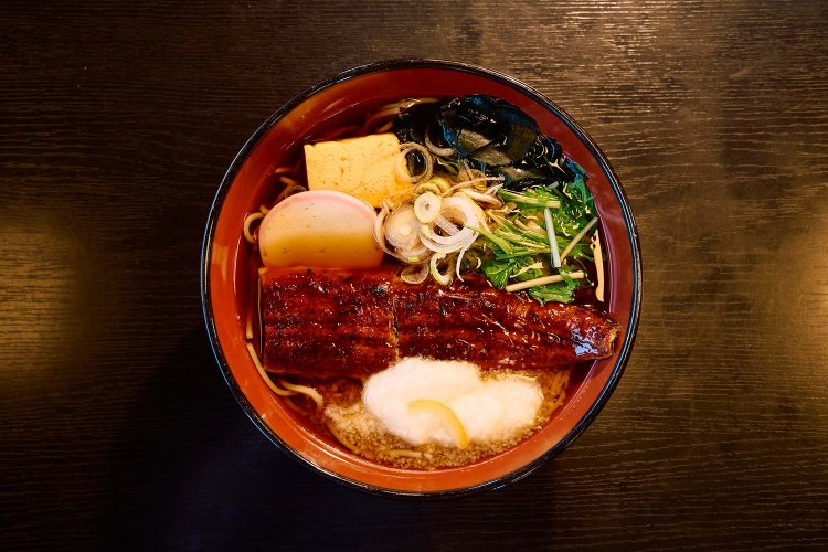 温・冷から選べるうなぎとろろそば2310円。うどんバージョンもある。