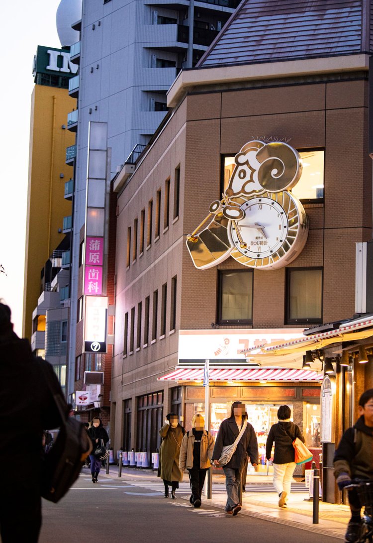 創作のひつじ時計が時を刻む『ユザワヤ』。