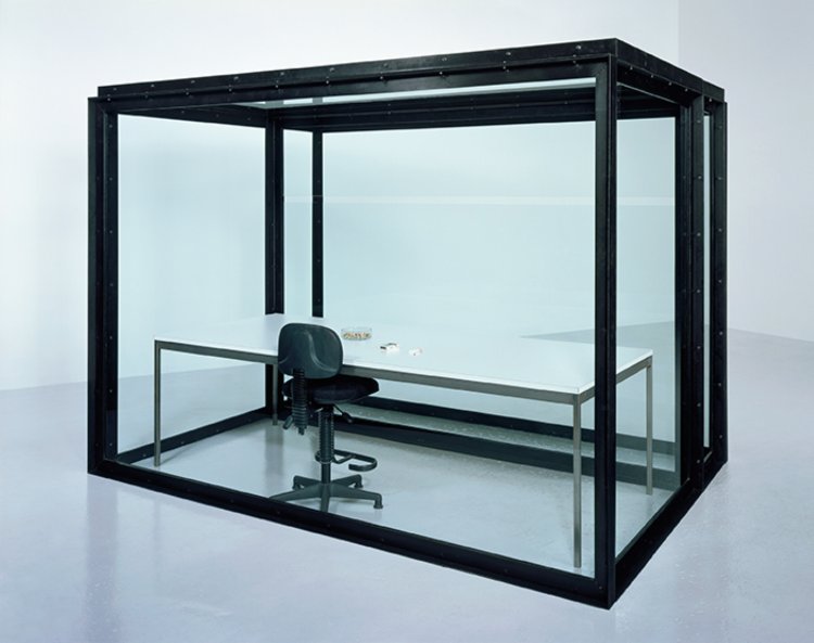 ダミアン・ハースト《後天的な回避不能》1991年 『テート美術館』蔵。Photographed by Prudence Cuming Associates／（C）Damien Hirst and Science Ltd. All rights reserved, DACS/Artimage 2026。