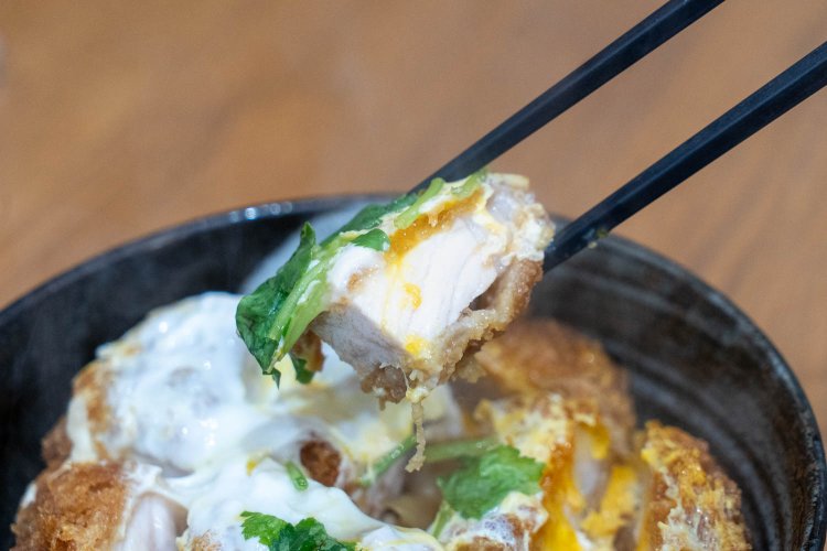 しみしみの衣と食べ応えのあるロース肉のコンビネーションよ！