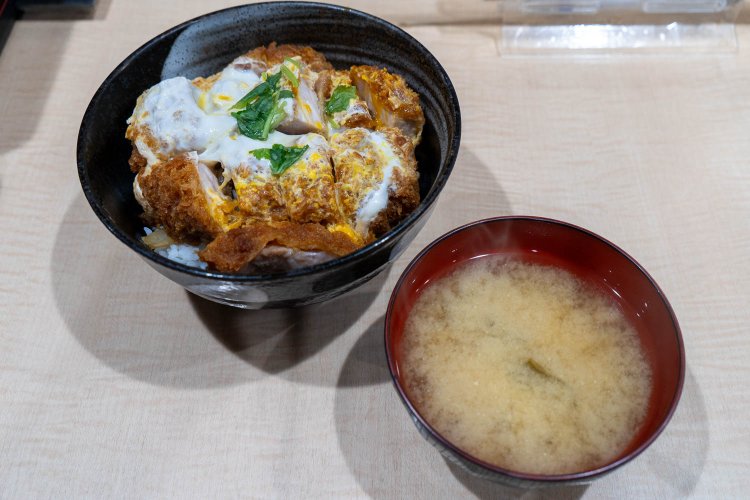 カツ丼は味噌汁が付いて1390円。