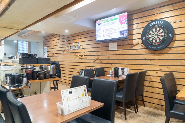 店主の趣味、ダーツのボードは開店祝いでもらったものだそう。