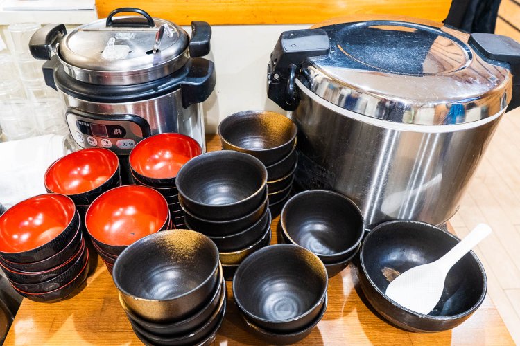 おかわり自由な味噌汁とごはん。節度を持っていただこう！