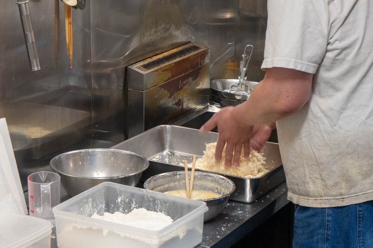 「調理の流れは、ずっと変えていない」と調理はすいすい進む。