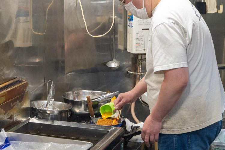 ざっくり溶いた卵を親子鍋へ。