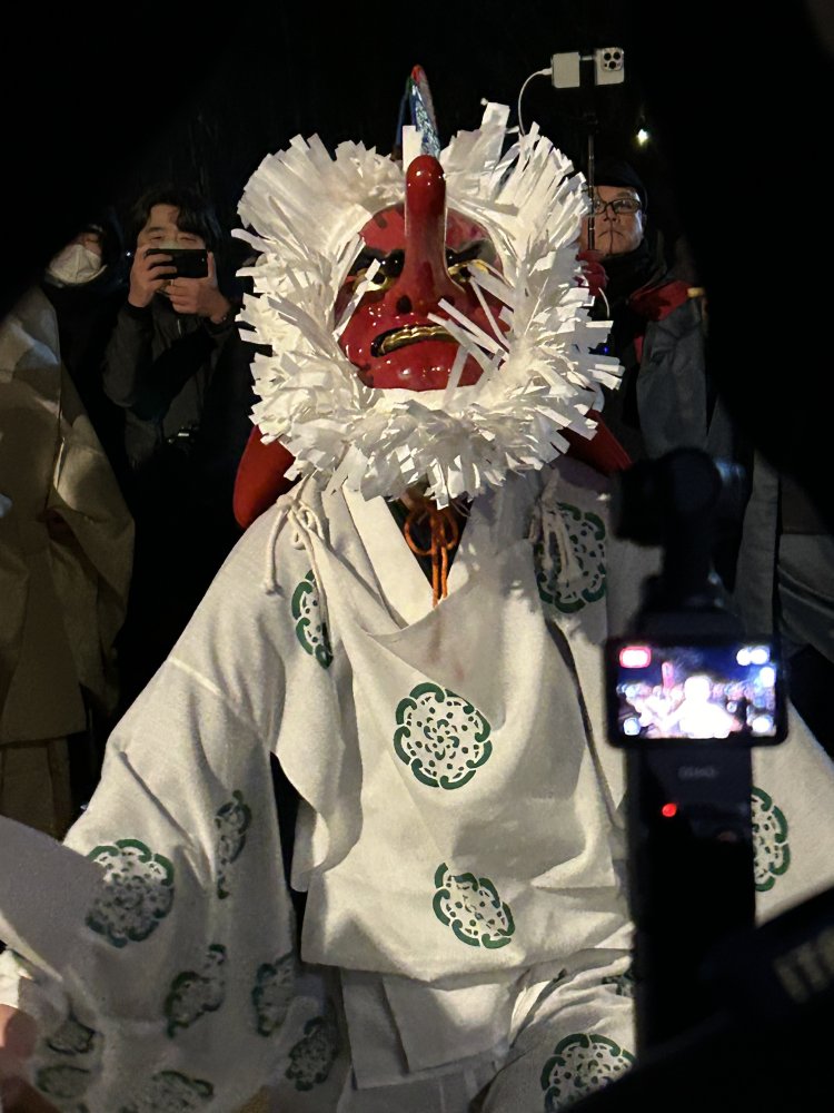 天狗が登場して舞を踊る、赤塚諏訪神社の田遊び。
