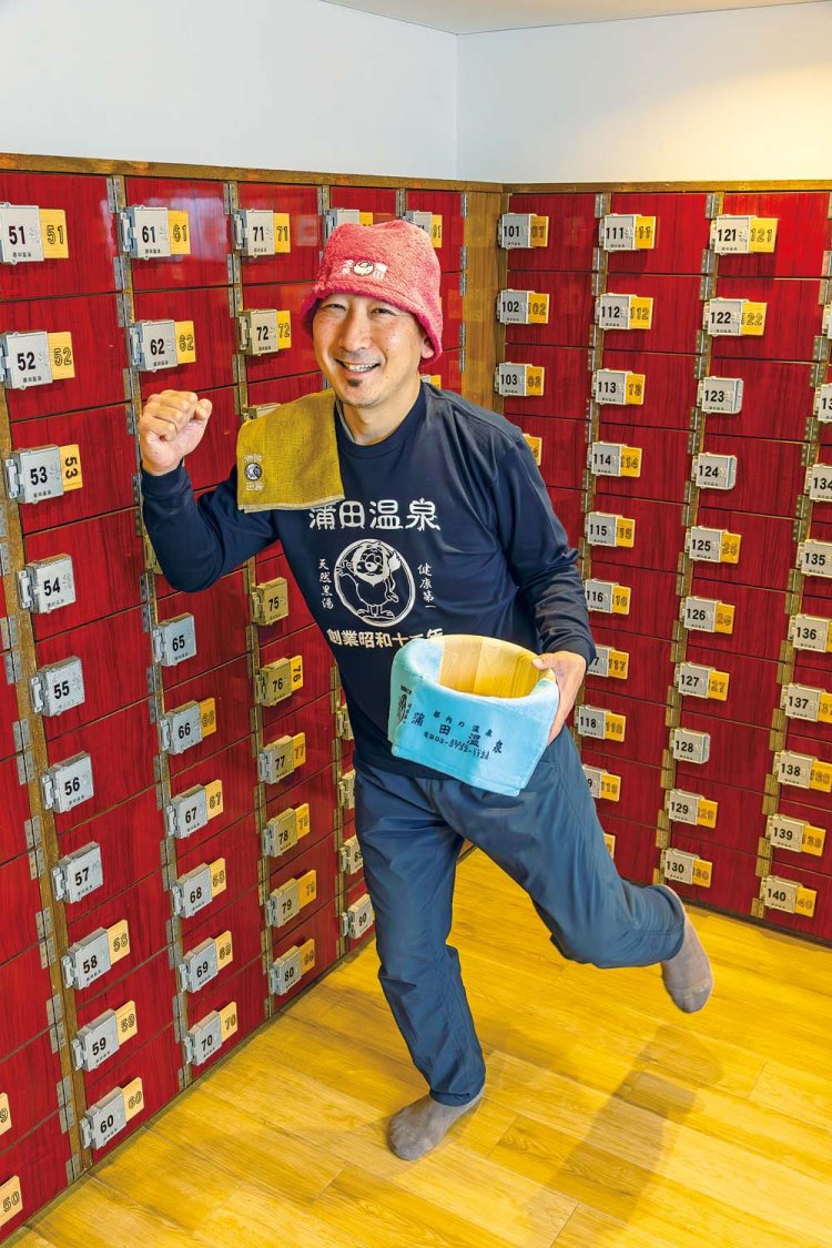 サウナハット5000円、サウナタオル1300円、ロンT4000円、手桶にかかる蒲田温泉タオルは350円。