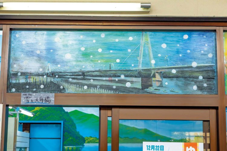 渡邉さんが、地元の風景を四季に合わせて描き替えるガラス窓。
