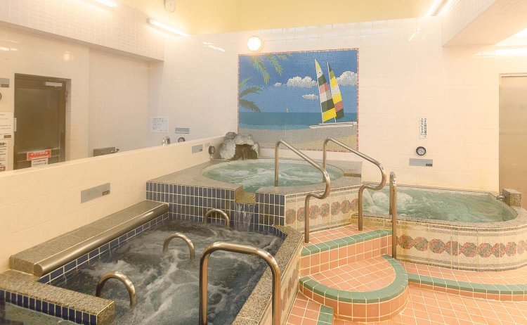 女湯。女性デザイナーが内装を手掛けており、ファンシーな雰囲気。