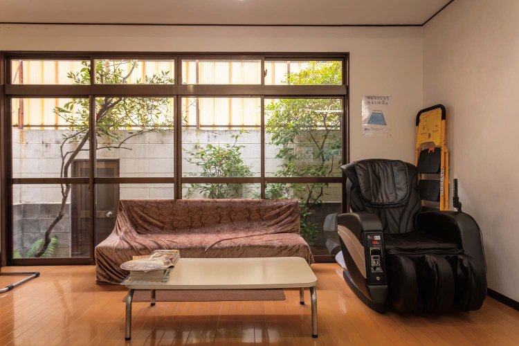 中庭を望む脱衣所。