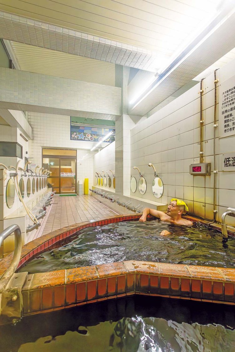 黒湯のほか電気風呂やジェットバスも。