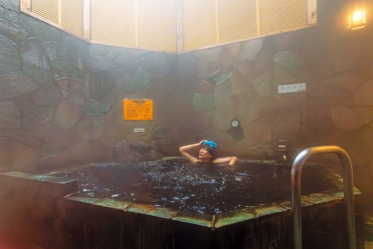 風の通る半露天風呂で温泉に浸かれる。