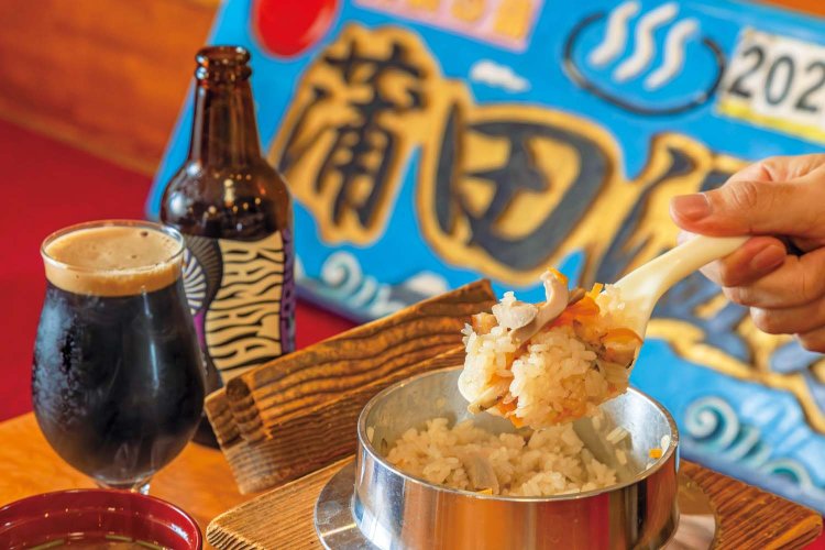 新潟産棚田米など国産食材にこだわる五目温泉釜めし1500円。出汁のしみたごはんが絶品。