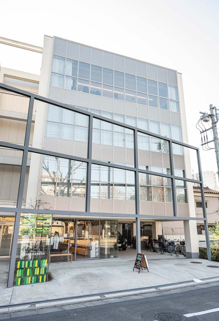 外観の大きな鉄のフレームは母体の鉄工業を表現した。