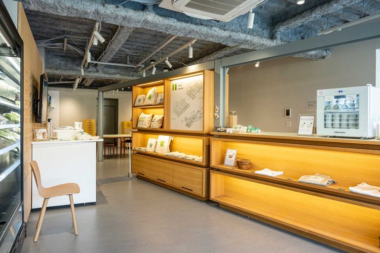 規格外のフリルレタスを加工した「レタスジェラート」プレーン、きなこ各345円、羽田スカイブルーイング醸造の「羽田レタスエール」770円、和紙皿（試作品）など、1階の店でオリジナルグッズを販売している。