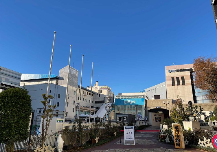 左が競艇場のスタンド。右に平和観音。