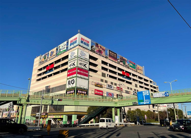 競艇場の隣りには巨大な複合アミューズメント施設「BIGFUN平和島」。