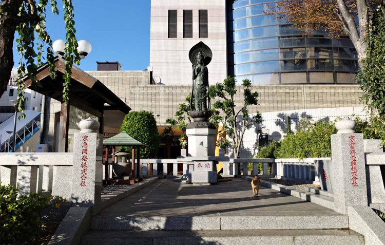 1960年に建立された平和観音。ひっそりと立つ。