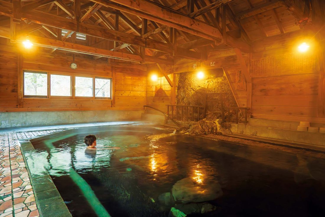 福島の秘湯の一軒宿。足元湧出のぬる湯が心身をゆるめる『元湯 甲子温泉 旅館 大黒屋』