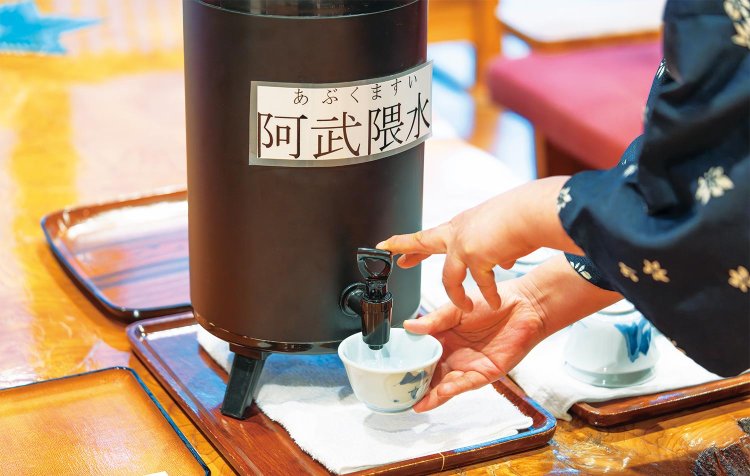 ロビーに用意された阿武隈川源流の水で喉を潤そう。