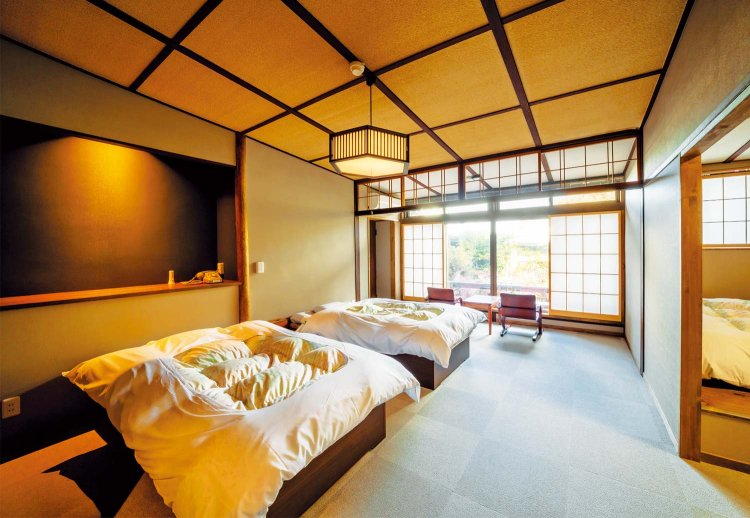 専用の半露天風呂が付いた特別室。窓からは庭園を望む。