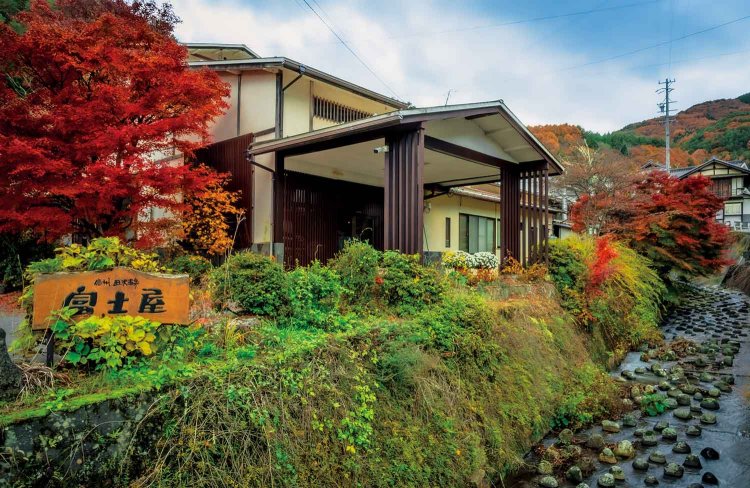 飛鳥（あすか）時代後半の開湯と伝わる田沢温泉。古くから湯治場として親しまれてきた。3月中旬まで、約70本の竹灯籠が敷地内を幻想的に照らす。