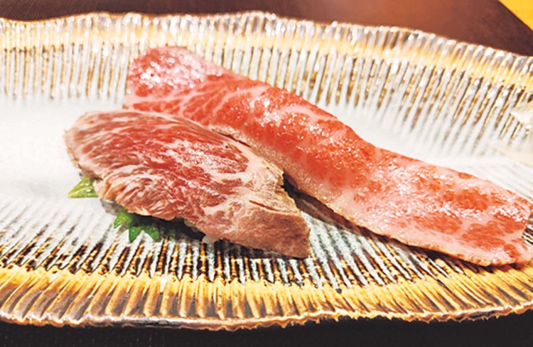 ここは「おふたり様専用の宿」で、上の写真は貸切風呂。食事は米沢牛を使った創作懐石がいただける。