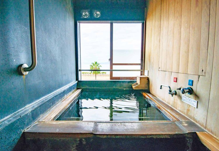 部屋や浴室から橘湾が一望できるのも魅力。