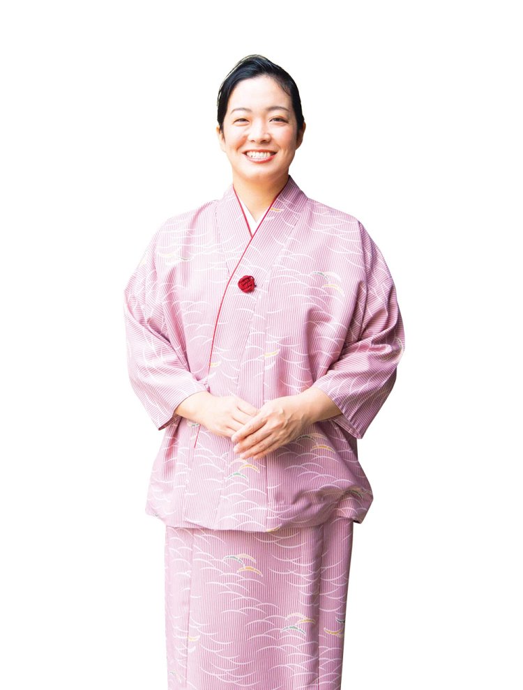 16代目女将の草野春奈さん。「笹湯から発生する蒸気は、美肌効果も期待できます」。