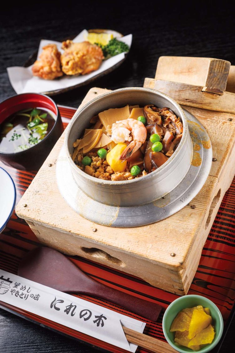 五目釜めし1790円、唐揚げセット＋280円。