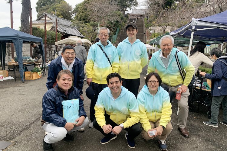 カラフルなパーカーでお揃いの池上地区商店会連合会のみなさん。