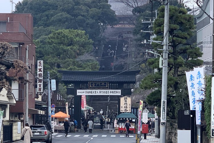 2025年12月の開催は雨上がりにもかかわらず、開催時間の10時に合わせたくさんの人が集まっていた。