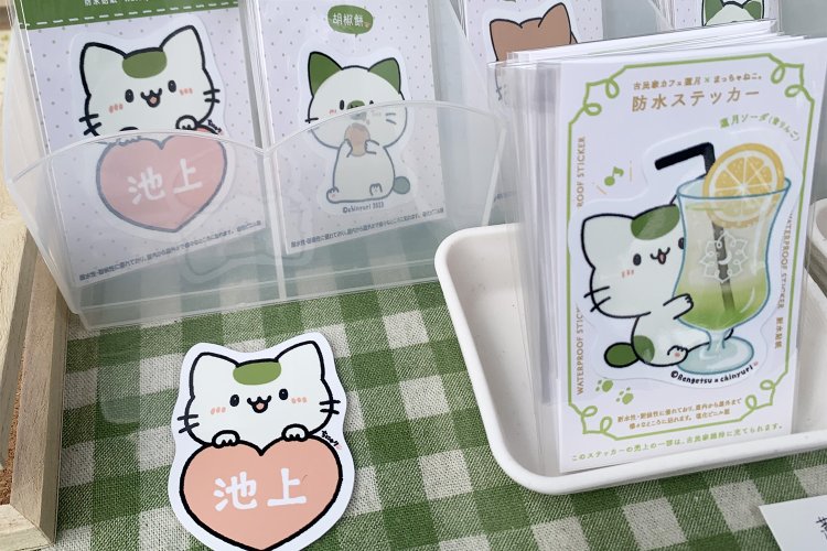 地元アーティストの店では「池上」の名前が入ったステッカーを思わず購入。