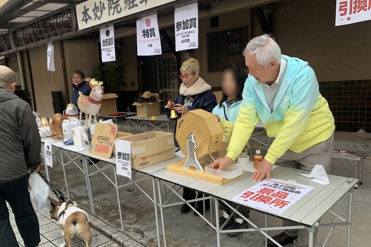 開催10回記念のガラポンは全員が交代でお手伝い。