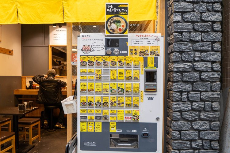 食券機は店の外。メニューが豊富だ。