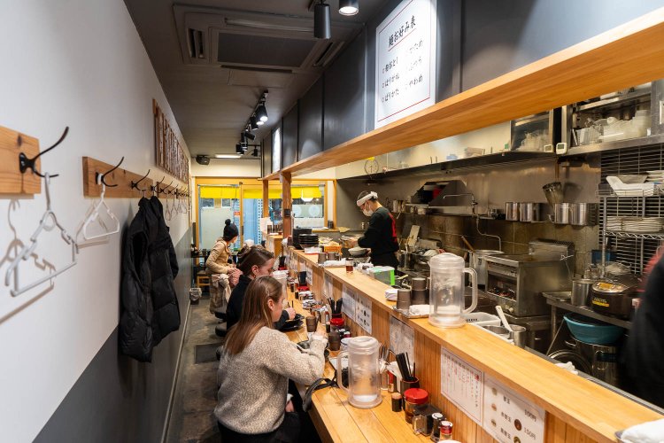 奥行きのある店内。カウンター席は15席。